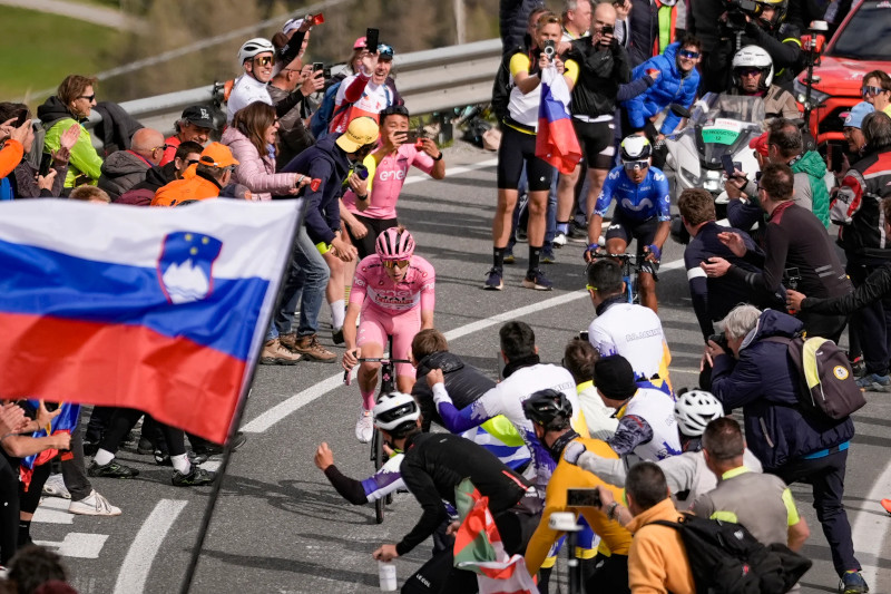 Pogacar Giro d'Italia Maglia Rosa vittoria Manerba-Livigno