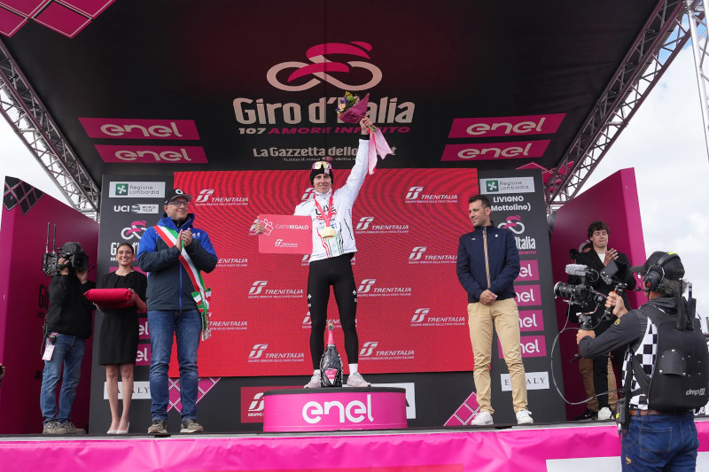 Pogacar Giro d'Italia Maglia Rosa vittoria Manerba-Livigno