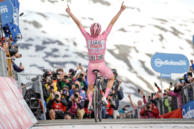 Pogacar Giro d'Italia Maglia Rosa vittoria Manerba-Livigno