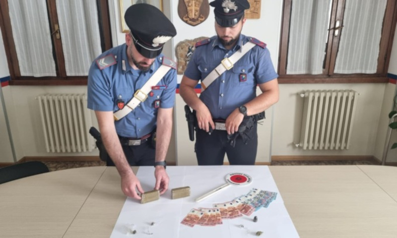 Carabinieri Tirano droga autobus adolescente arrestato