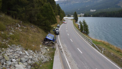 Auto fuori strada contro muro Engadina