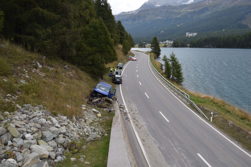 Auto fuori strada contro muro Engadina