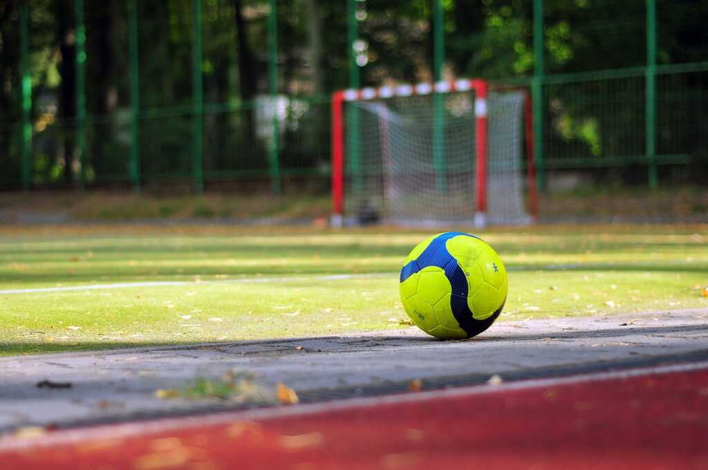 Pallone campo calcio