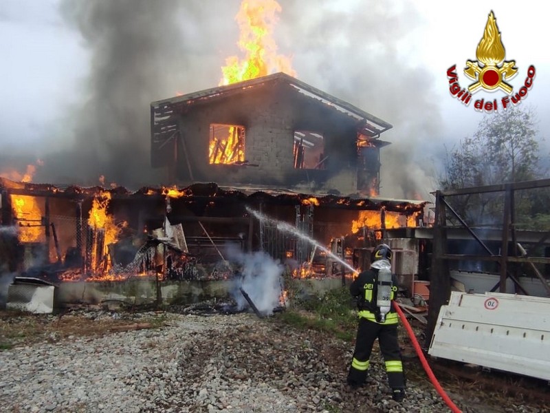 Incendio stalla Piantedo